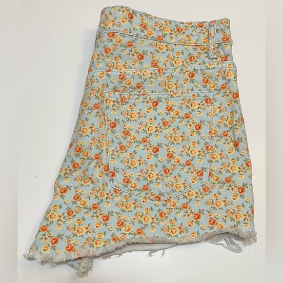 Zara The 90’s Cut Off Jean Shorts in floral - Picture 4 of 4